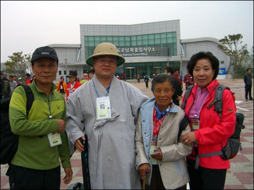 견진 스님이 팔순 노모의 효도관광을 위해 금강산관광에 나섰다. 